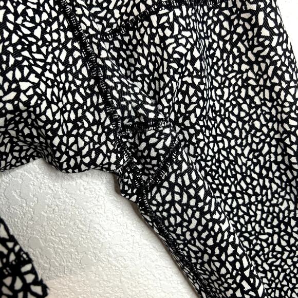 Lululemon Wunder Under Crop (Hi-Rise) Miss Mosaic Black Womens Size 8 - Picture 4 of 5